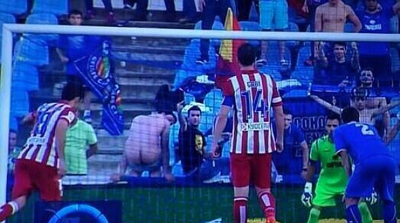 Tatap Bokong Fans Lawan, Penalti Diego Costa Gagal
