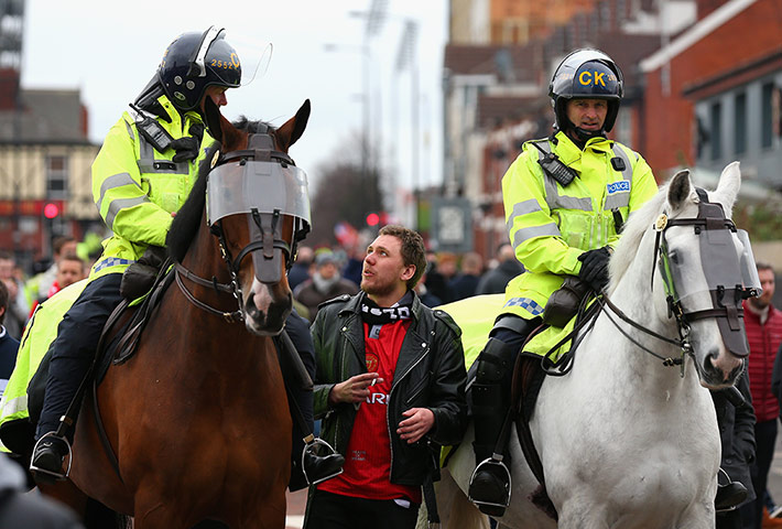 Banyak Tingkah, Fans MU Diusir Polisi