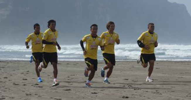 Tes Ketahanan Menu Arema Hari Pertama di Parangtritis