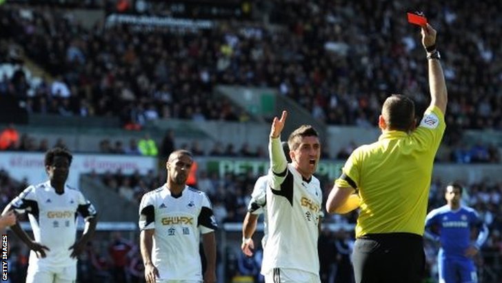 Pertahanan Tebal Swansea Sementara Tahan Chelsea<!--idunk-->Babak I