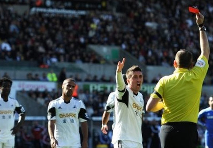 Pertahanan Tebal Swansea Sementara Tahan Chelsea<!--idunk-->Babak I