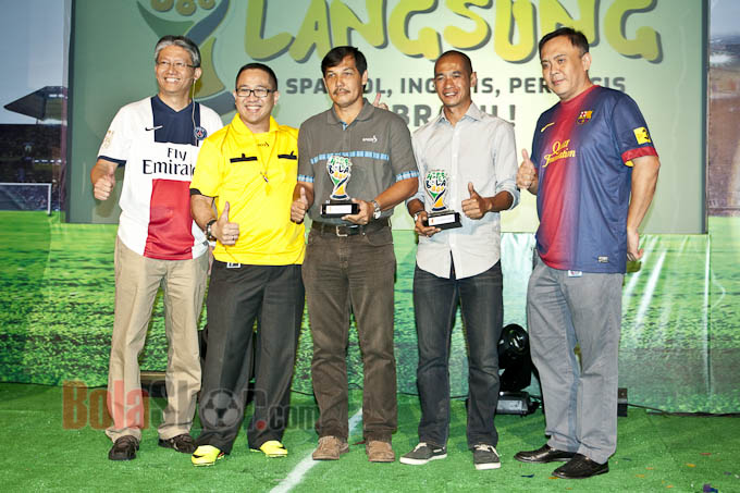 Indosat Berikan Penghargaan Kepada 2 Legenda Sepak Bola Indonesia