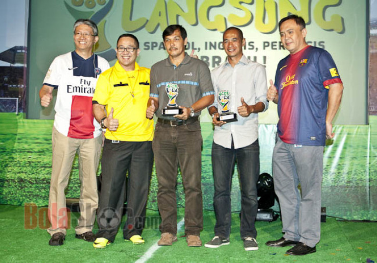 Indosat Berikan Penghargaan Kepada 2 Legenda Sepak Bola Indonesia