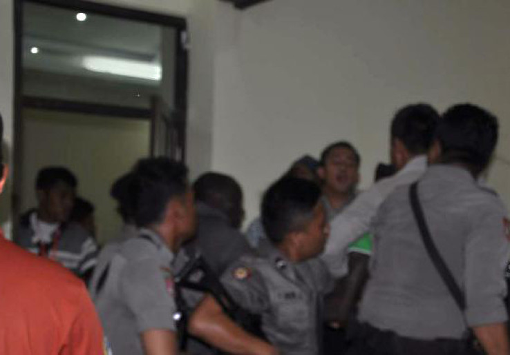 Jacksen Tiago dan Greg Adu Jotos Di Ruang Ganti