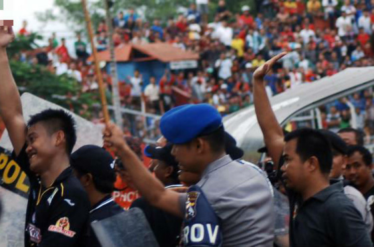 Arema: Aksi Meiga Diawali Provokasi Suporter Semen Padang