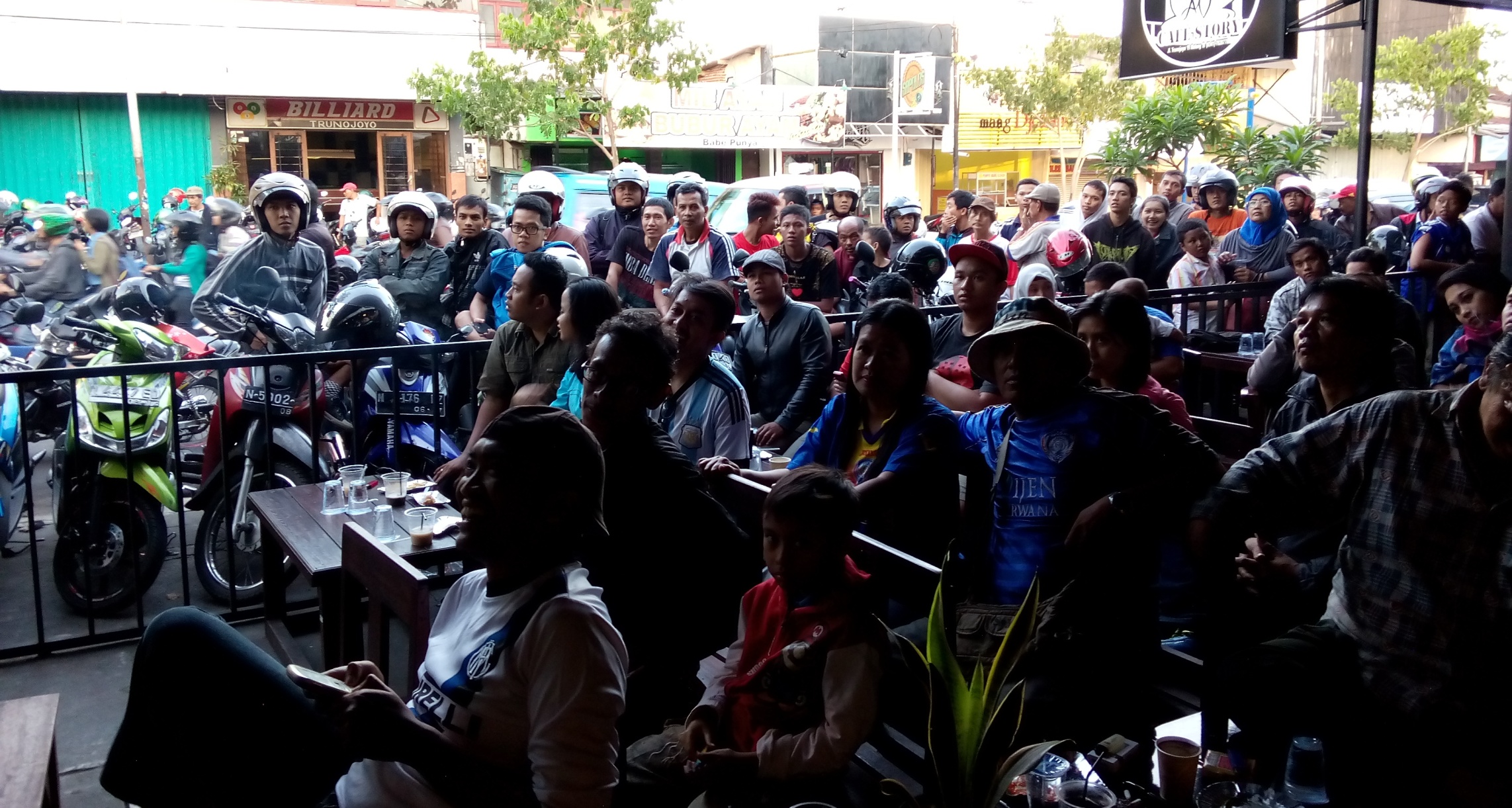 Rawan Dampingi Arema, Ratusan Aremania Gelar Nobar