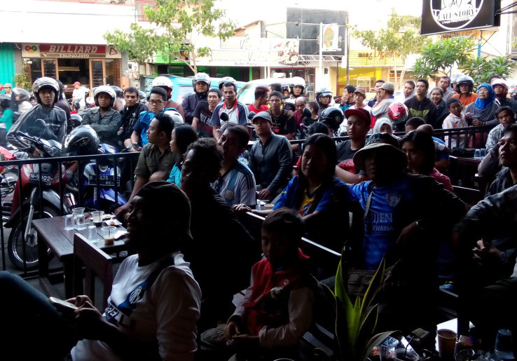 Rawan Dampingi Arema, Ratusan Aremania Gelar Nobar