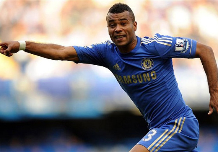 Liverpool Tawari Ashley Cole Kontrak 2 Tahun