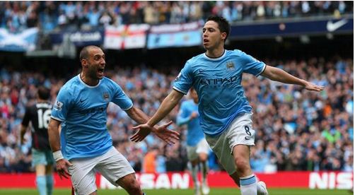 Satu Tangan Manchester City Genggam Trofi Liga Inggris