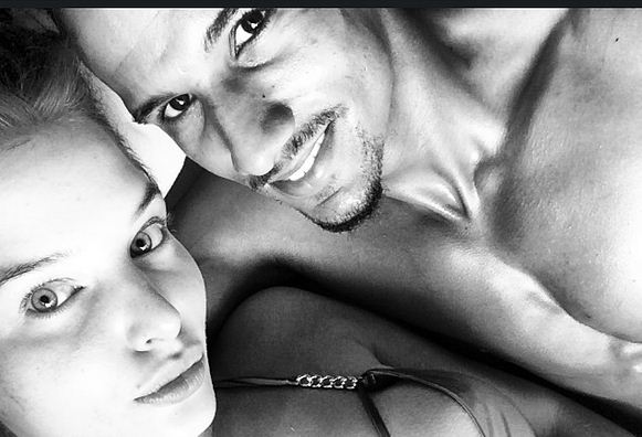 Ini Dia Foto-foto Hot Liburan Sinclair & Helen Flanagan di Bangkok