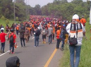 Tawuran Jakmania vs Viking Pecah di Tol Cikampek