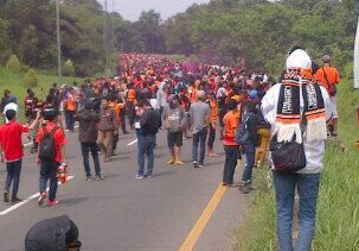 Tawuran Jakmania vs Viking Pecah di Tol Cikampek