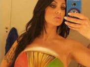 Napoli Juara Piala Italia, Model Panas Ini Jadikan Tubuh Indahnya Kanvas Hidup