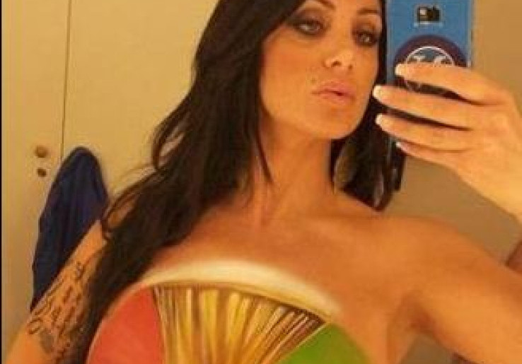 Napoli Juara Piala Italia, Model Panas Ini Jadikan Tubuh Indahnya Kanvas Hidup