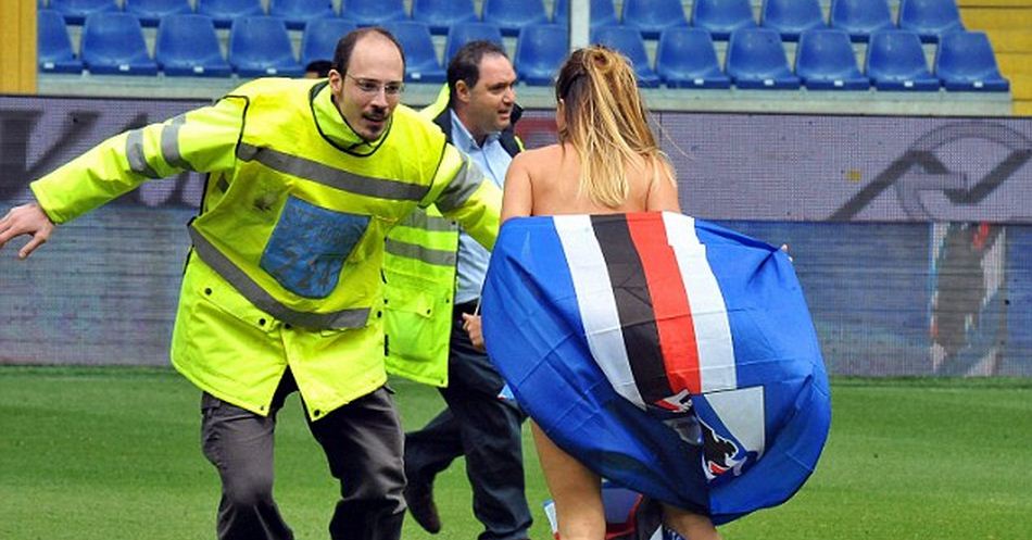 Gila, Pendukung Sampdoria Ini Lari Tanpa Busana?