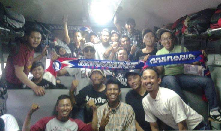 Ratusan Aremania Berangkat Awal ke Jakarta Naik Kereta Api