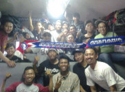 Ratusan Aremania Berangkat Awal ke Jakarta Naik Kereta Api
