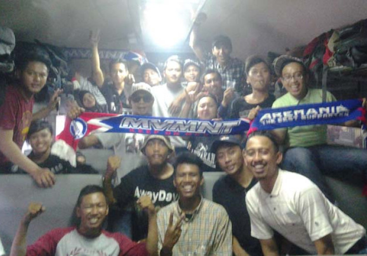 Ratusan Aremania Berangkat Awal ke Jakarta Naik Kereta Api