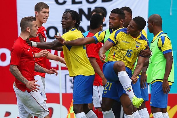 Ribut dengan Sterling, Antonio Valencia Minta Maaf