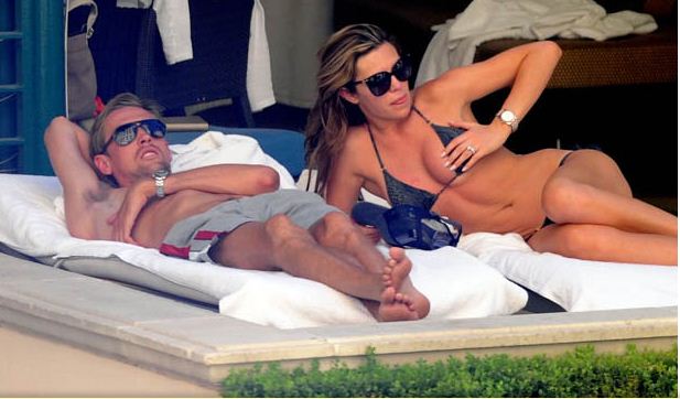Bikini Minim Bikin Aset Kembar Istri Peter Crouch Seakan Mau Tumpah