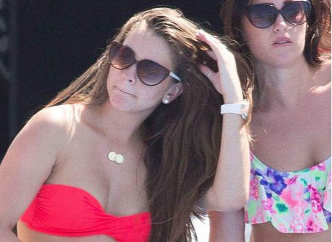 Diputusi Bintang Chelsea, Aktris Ini Berbikini Ria di Ibiza