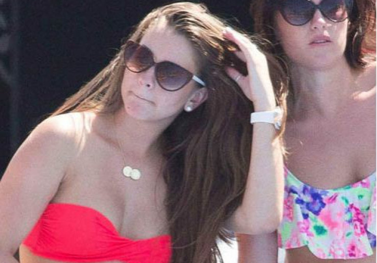 Diputusi Bintang Chelsea, Aktris Ini Berbikini Ria di Ibiza