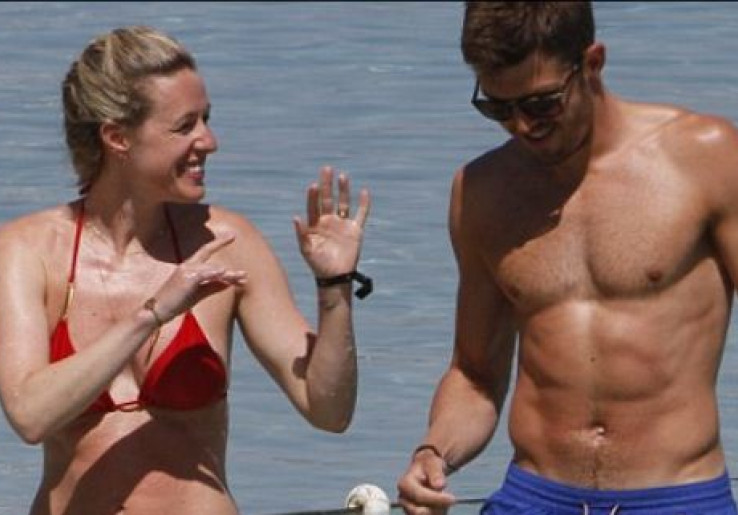 Ini Dia Foto-foto Hot Bulan Madu Kedua Carrick & Istri Seksinya