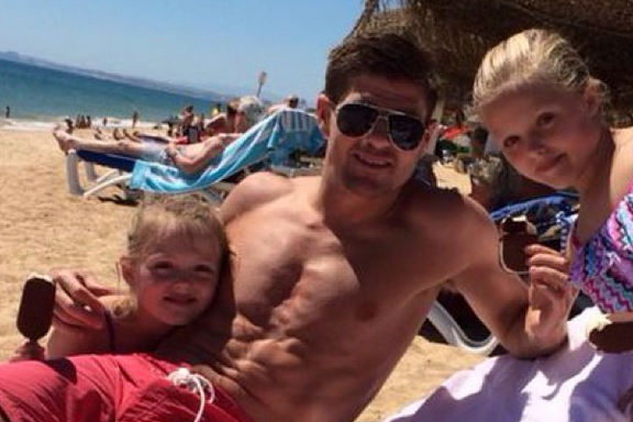 Inggris Tersingkir, Gerrard Santai di Pantai