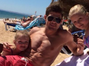 Inggris Tersingkir, Gerrard Santai di Pantai