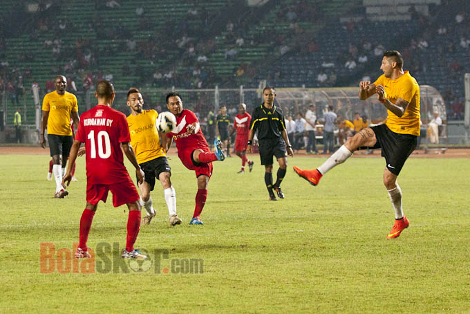 Seru, Legenda Dunia Bungkam Indonesia All Stars 5-2<!--idunk-->Football Legends Tour 2014