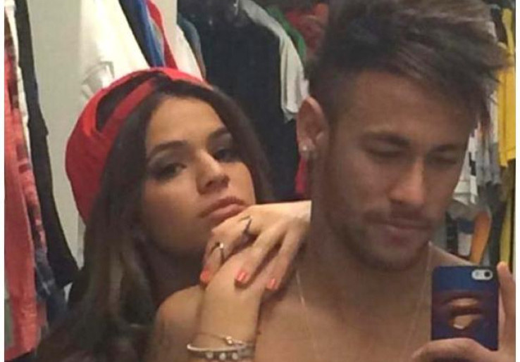 Rayakan Gol, Neymar Berfoto Selfie Bugil Bareng Mantan Kekasih