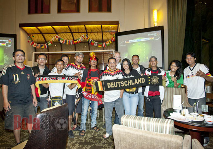 Strassenjungen Indonesien Gelar Nobar Jerman vs Ghana