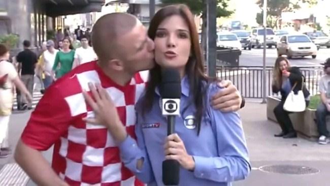 Lagi Asyik Live, Reporter Seksi Ini Dikecup Mesra Fans Kroasia