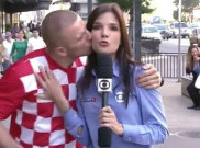 Lagi Asyik Live, Reporter Seksi Ini Dikecup Mesra Fans Kroasia