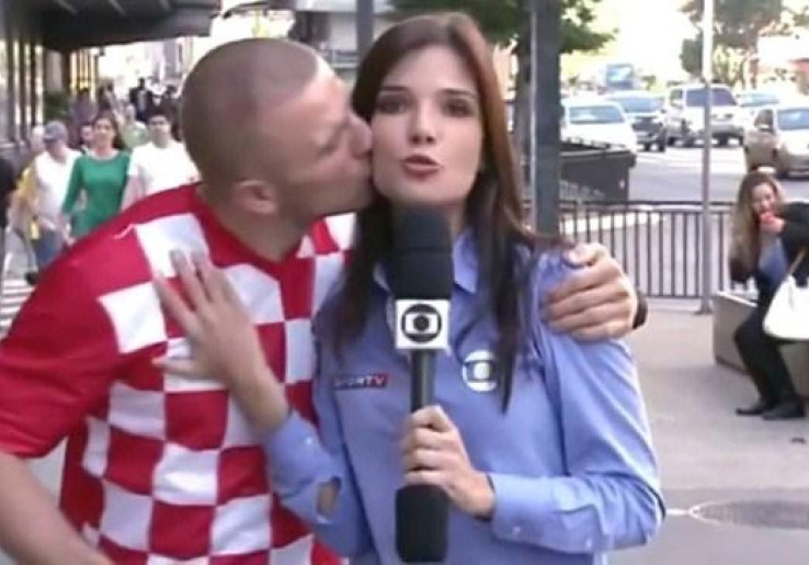 Lagi Asyik Live, Reporter Seksi Ini Dikecup Mesra Fans Kroasia