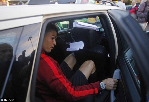 Sedih, Ronaldo Pulang Naik Taksi