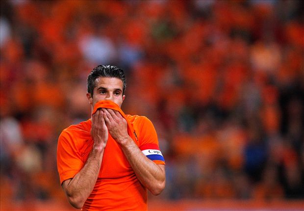 Lagi Santai di Pantai, van Persie Dihantam Selancar Layang