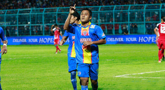 Dua Gol Samsul Arif Bungkam Semen Padang<!--idunk--> Babak 8 Besar ISL 2014