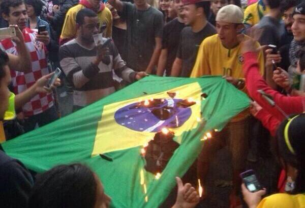 Bendera Brasil Dibakar, Fans Wanita Menangis