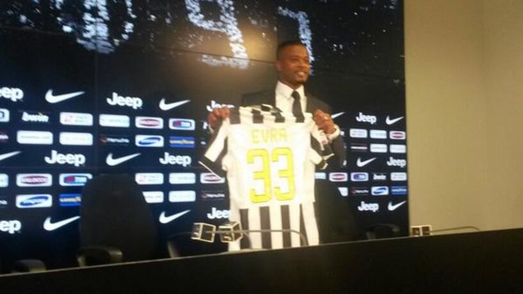 Patrice Evra Resmi Berseragam Juventus