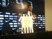 Patrice Evra Resmi Berseragam Juventus