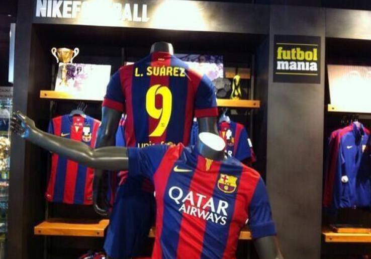 Belum Resmi, Jersey Barca Suarez Sudah Dipasarkan