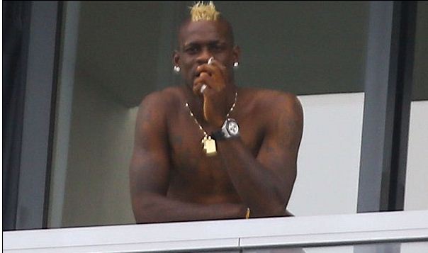Balotelli Asyik Merokok di Balkon Hotel Miami