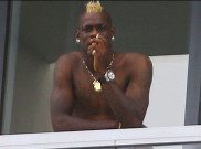 Balotelli Asyik Merokok di Balkon Hotel Miami