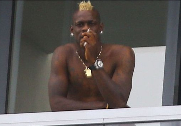 Balotelli Asyik Merokok di Balkon Hotel Miami