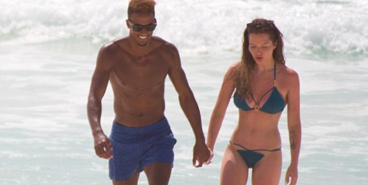 Sinclair & Flanagan Asyik Bercumbu di Pantai Meksiko
