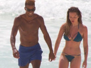 Sinclair & Flanagan Asyik Bercumbu di Pantai Meksiko