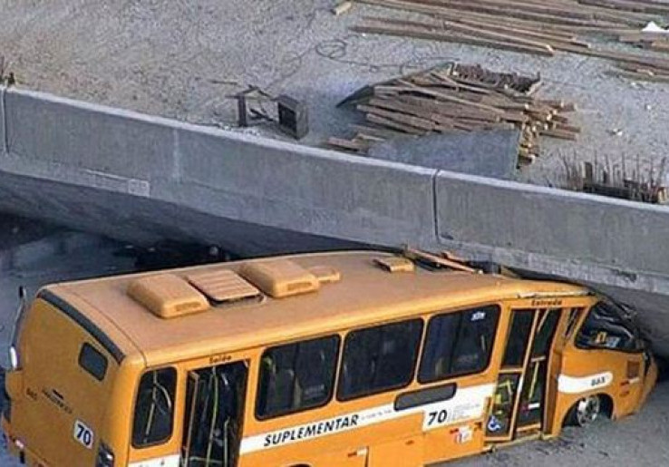 Jembatan Layang Runtuh, 2 Orang Tewas & 19 Luka Parah <!--idunk--> Jelang Brasil Vs Kolombia