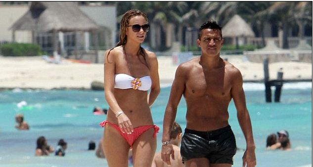 Seksinya, Pacar Alexis Sanchez Berbikini di Pantai Meksiko