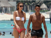 Seksinya, Pacar Alexis Sanchez Berbikini di Pantai Meksiko